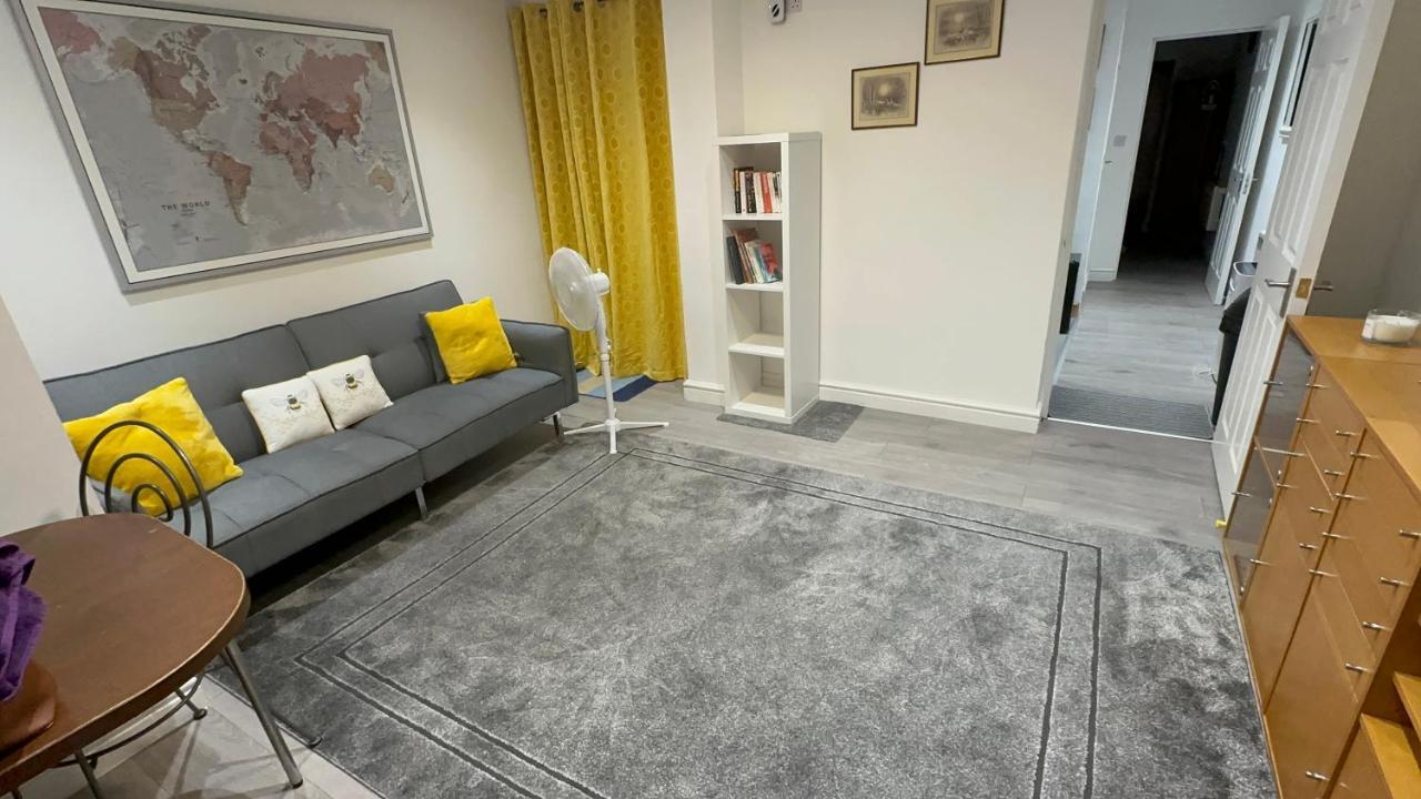 Entire One Double Bedroom Apartment London Eksteriør bilde