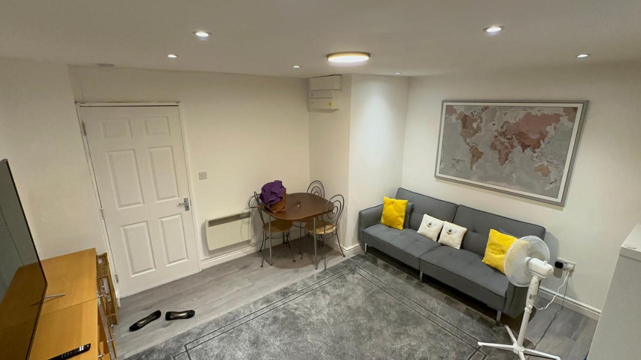 Entire One Double Bedroom Apartment London Eksteriør bilde