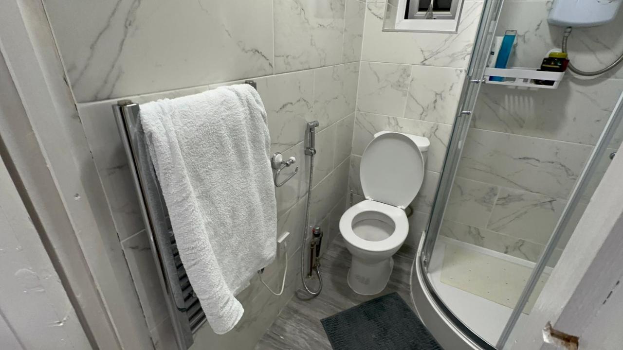 Entire One Double Bedroom Apartment London Eksteriør bilde