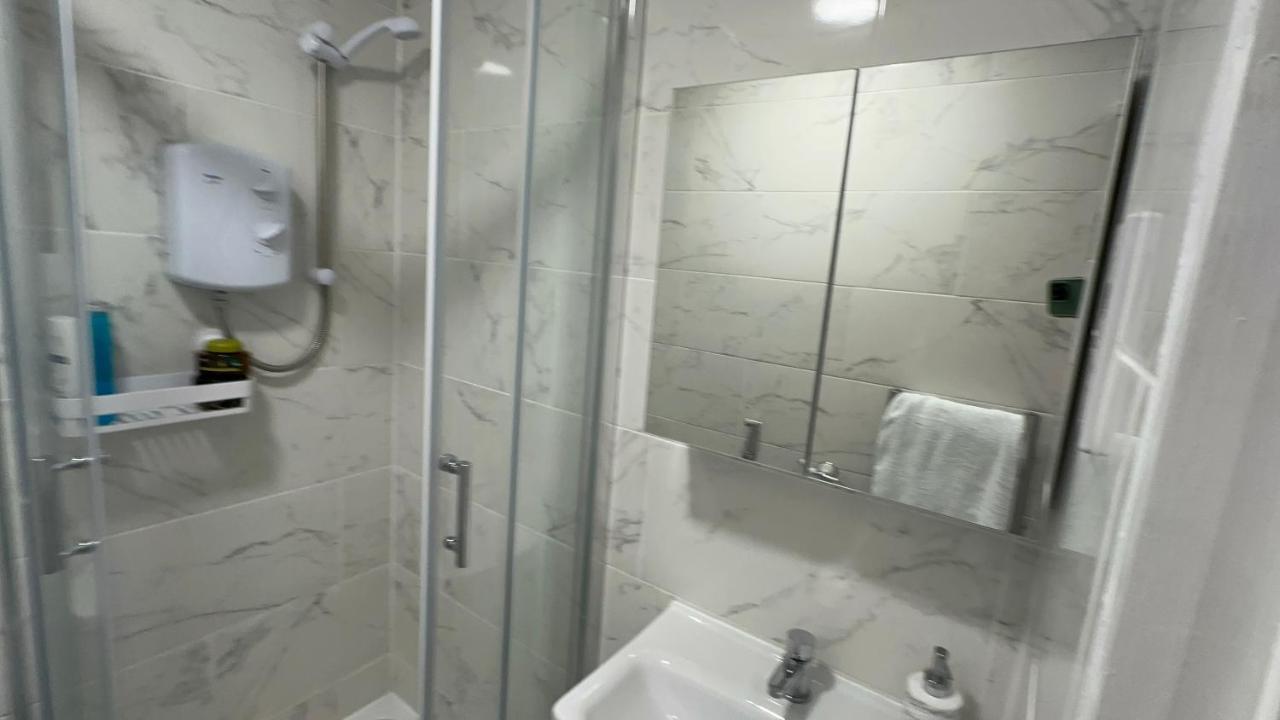 Entire One Double Bedroom Apartment London Eksteriør bilde